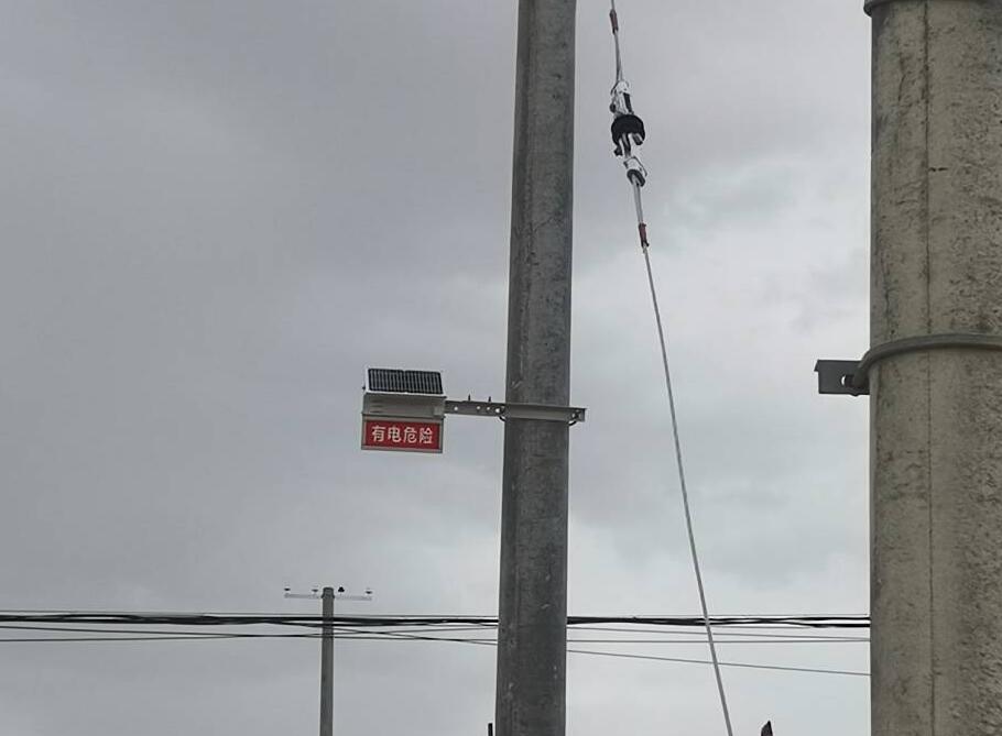 甘肅電力安裝防外破警示牌，為電力防護(hù)增添“保護(hù)傘”